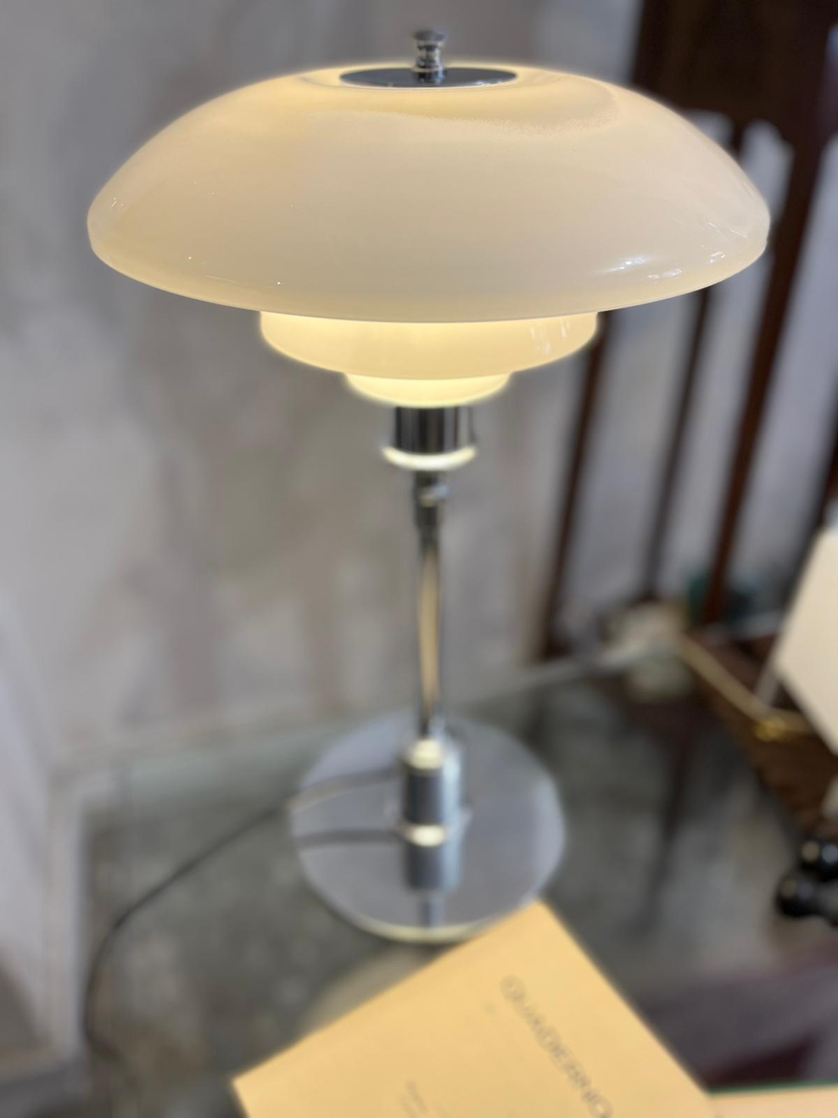 Lampada da tavolo design Poulsen paralume vetro bianco